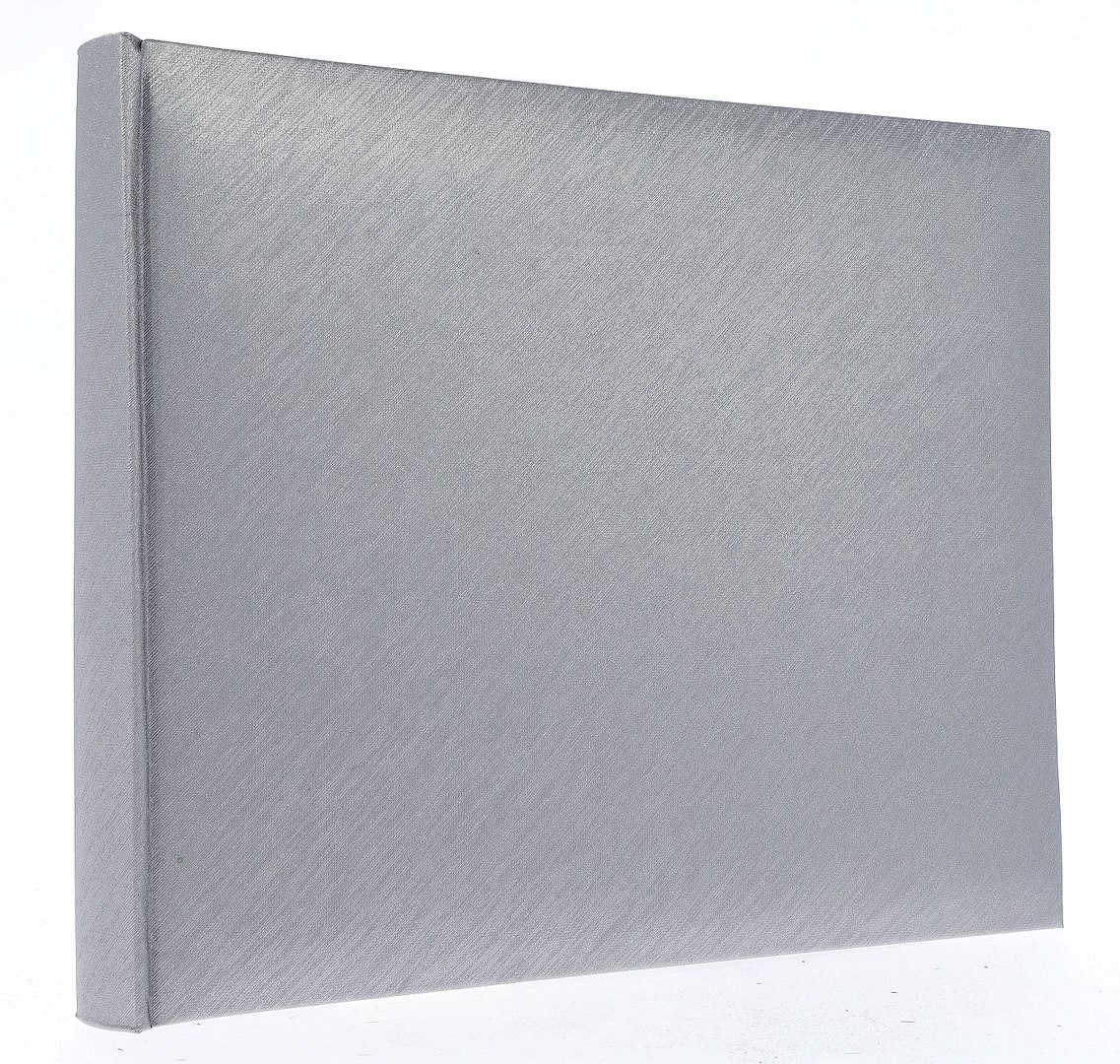 Album tradycyjny szyty DBCSH20CLEANSILVERB<br>
Rozmiar stron: 29x24<br>
Ilość stron: 40<br>
Kolor stron: czarny