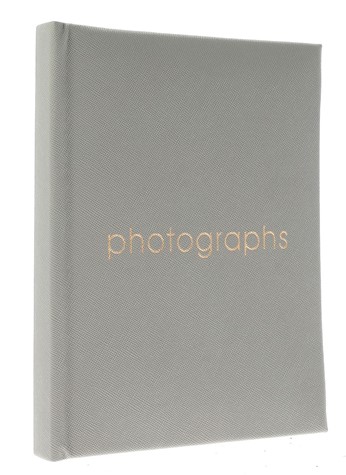 Album kieszeniowy szyty KD23120ART18<br>
Rozmiar zdjęć: 8,6x5,4<br>
Ilość zdjęć: 120<br>
Ilość zdjęć na stronie: 3<br>