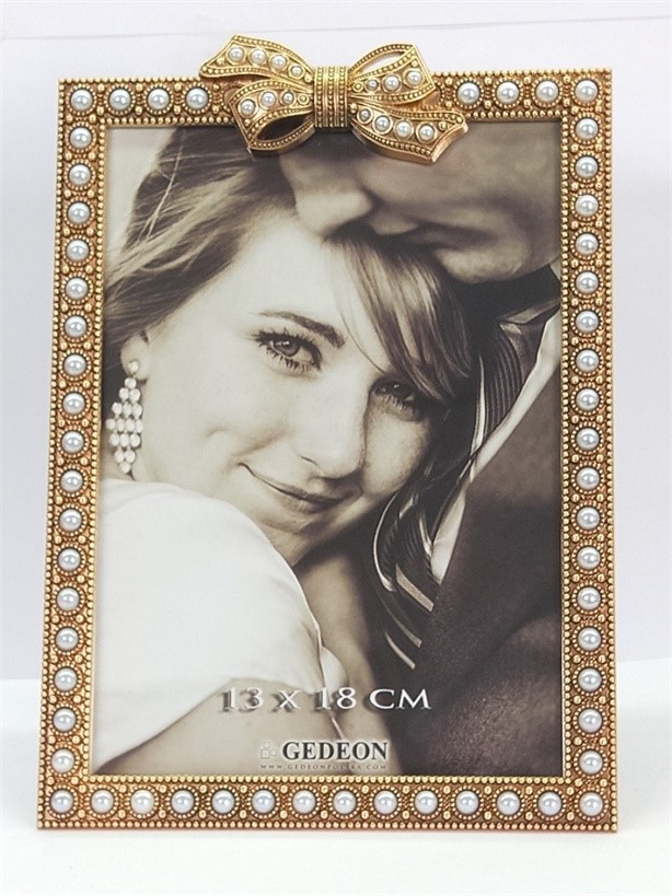 Ramka metalowa 13x18 RM2757G Rozmiar ramki: 13x18 Materiał ramki: metalowa