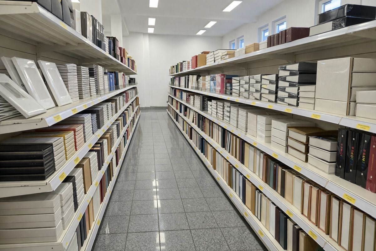 Aisle in the GEDEON showroom between photo album and frame displays.